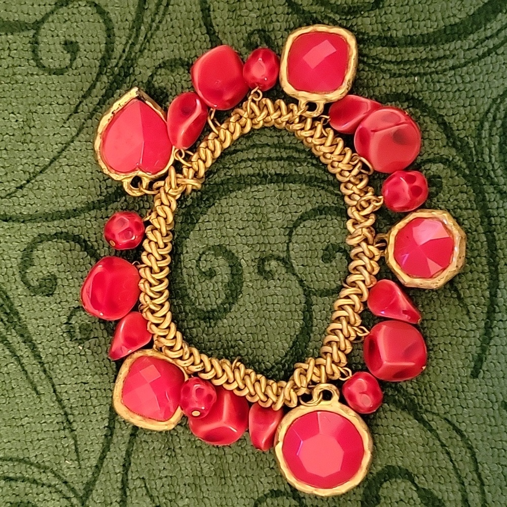 Red orange faceted stones on goldtone stretch bracelet Like New